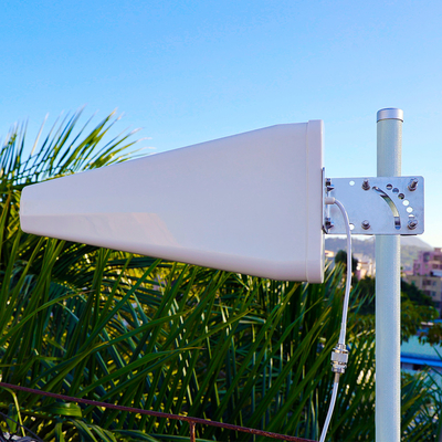 De openlucht Hulpantenne 700MHz van het Logboek Periodieke 12dBi Signaal aan 2700MHz